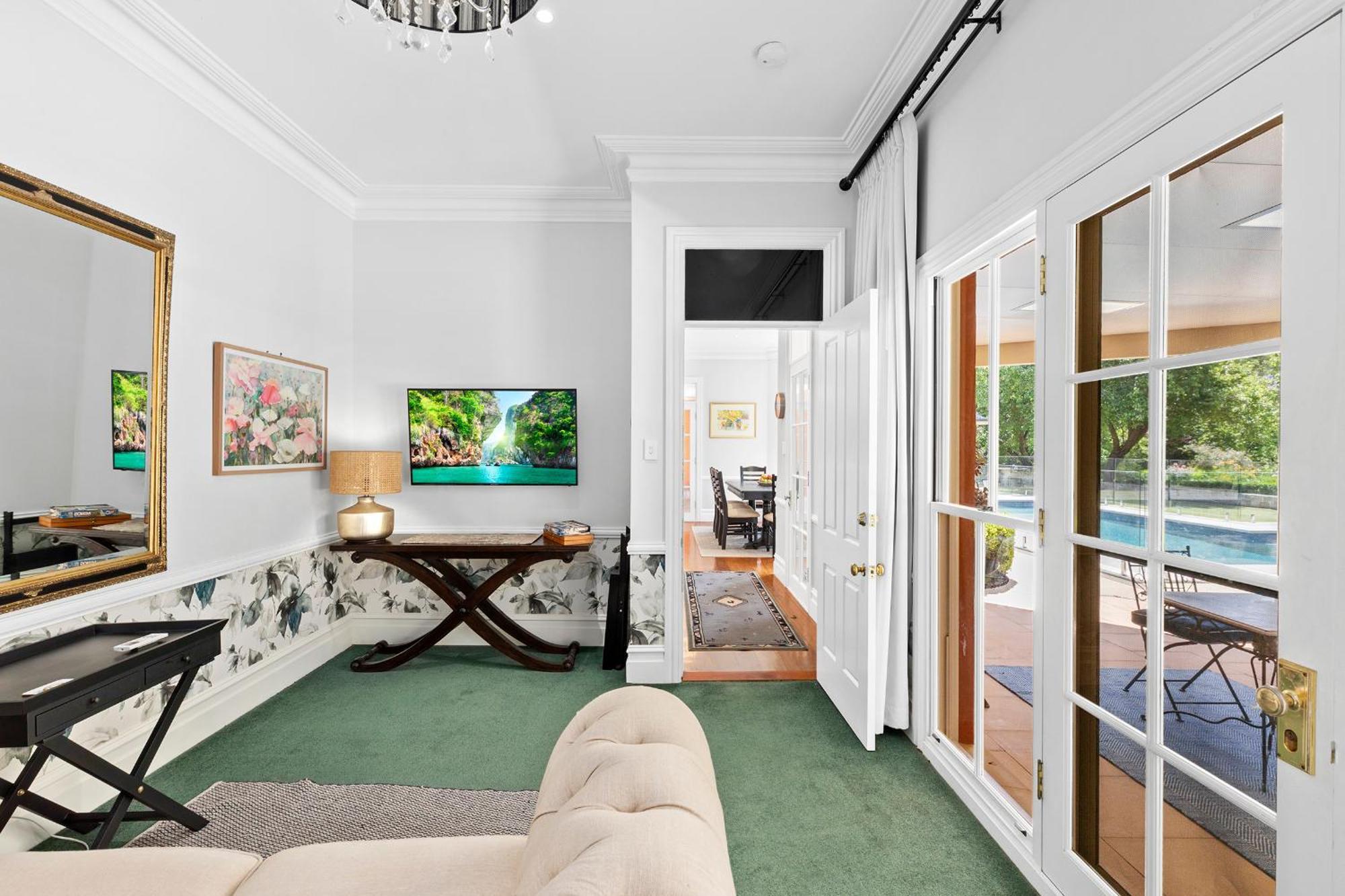 Pool Queen Bedroom Apartment