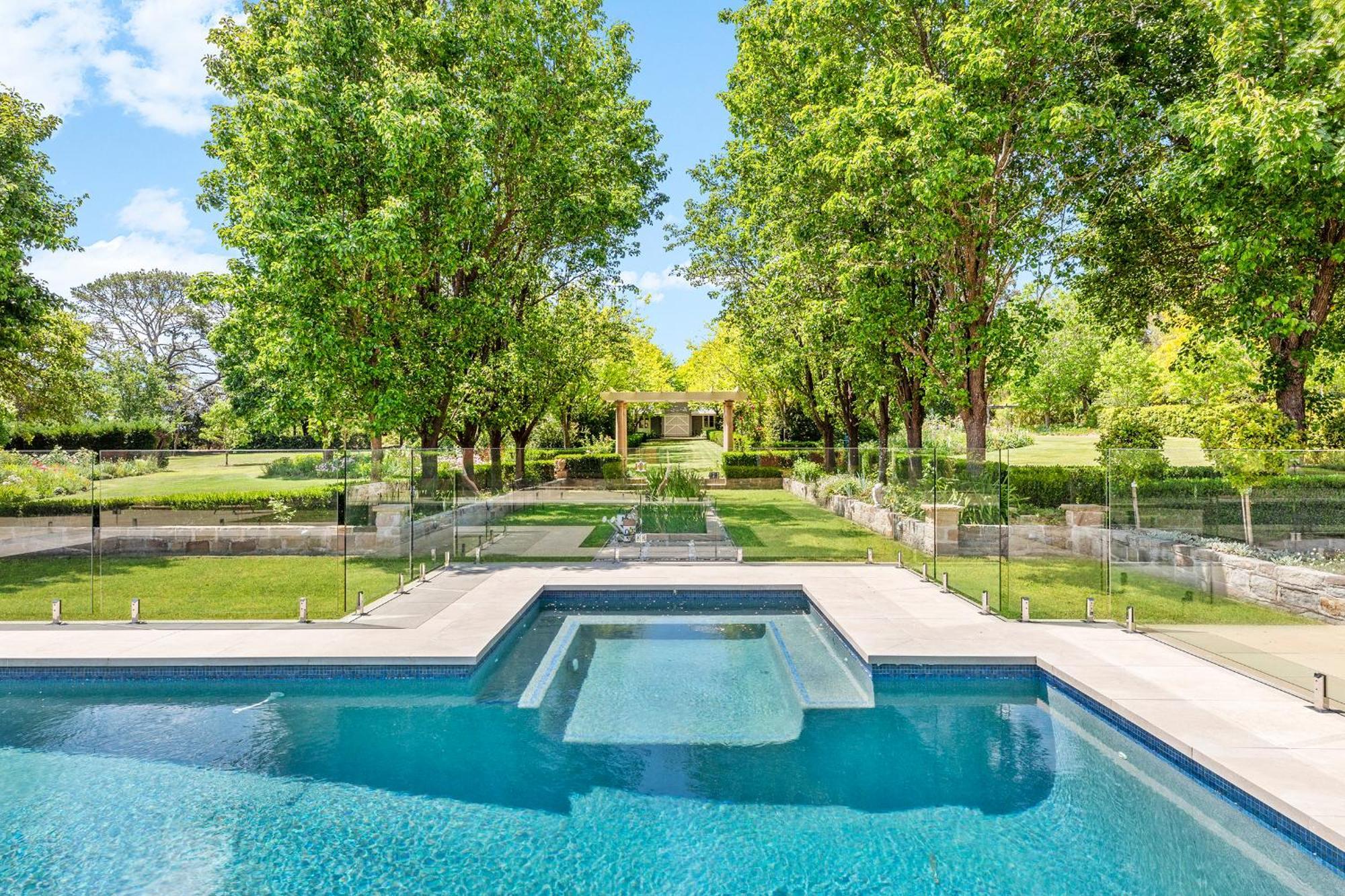 Apartment Pool Queen Bedroom Arcadia